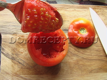 Фаршированные помидоры - рецепт - удаляем перегородки и мякоть у помидоров