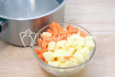 Картофель и морковь очистить и порезать кубиками или брусочками. Воду вскипятить. Добавить в кастрюлю с водой картофель с морковью. Варить до полуготовности. - Грибной суп. Фото приготовление грибного супа с маслятами.