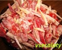 Салат с крабовыми палочками, помидорами и сыром 