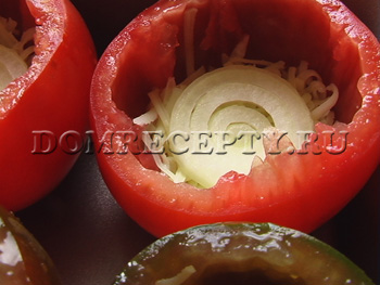 Фаршированные помидоры - рецепт - добавляем лук