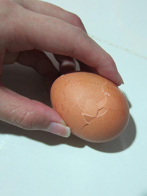 необычный способ покраски пасхальных яиц 