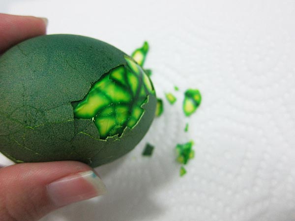 необычный способ покраски пасхальных яиц 