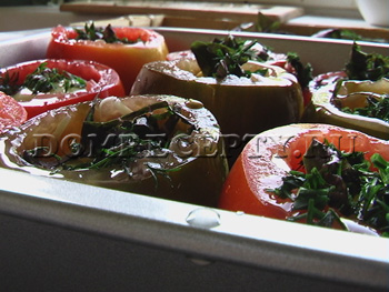 Запеченные в духовке помидоры - рецепт - посыпаем зеленью