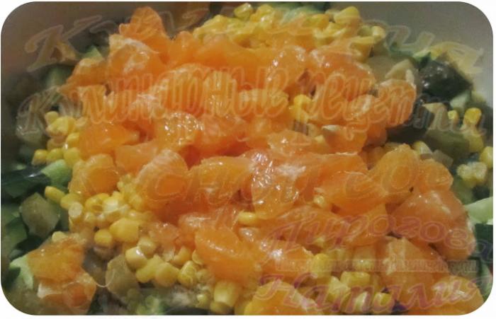 Салат аппетитный из ветчины с апельсинами овощной вкусный.