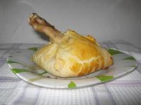 Куриные ножки с грибами и картофелем в слоеном тесте