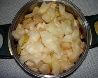 Приготовление манной каши с яблоками
