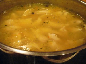 вкусный куриный суп - почти готово