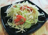 Витаминный салат со свежей капустой - 3 рецепта