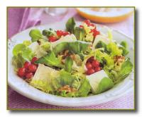 Витаминный салат с сыром и красной смородиной