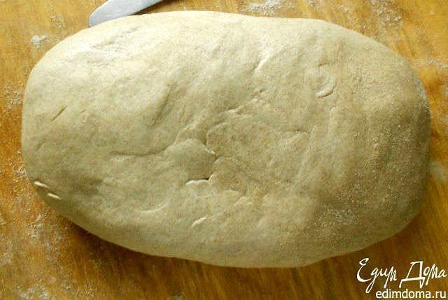 Сложите края поверх начинки, формируя пирог в виде хлеба.  Убедитесь, что края склеились вместе плотно. Для заглаживания стыков и складок используйте нож и воду. Поверхность должна стать абсолютно гладкой.