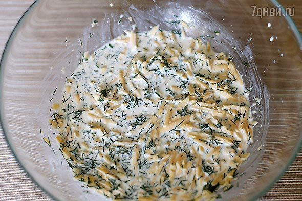 Сливки слегка взбиваем и добавляем к ним натертый сыр,  нарезанный укроп, специи и соль. Тщательно перемешиваем.