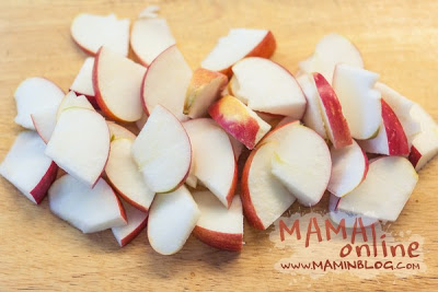 Семга, запеченная в фольге, с картофелем, редисом и яблоками