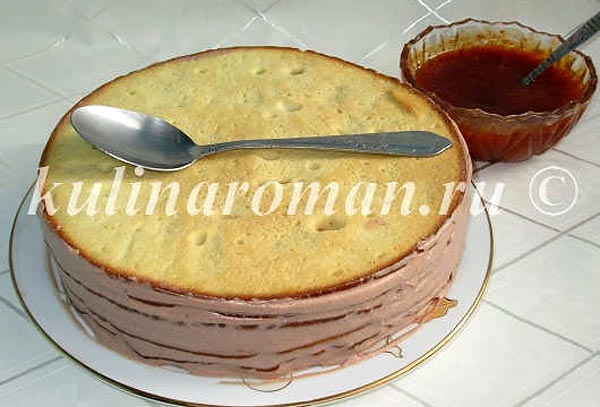 Торт медовик с шоколадным кремом и клубникой
