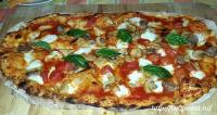 Итальянская пицца с грибами и курицей