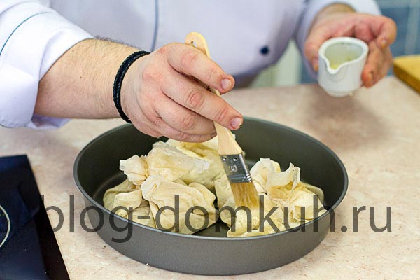 Стейк из телячьей вырезки в мешочке из теста фило с салатом руккола