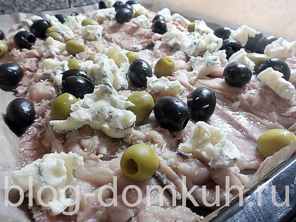 Макрель, запеченная с сыром и оливками