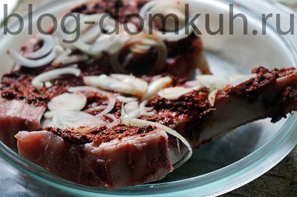 Антрекоты из свинины в маринаде с гарниром из стручковой фасоли