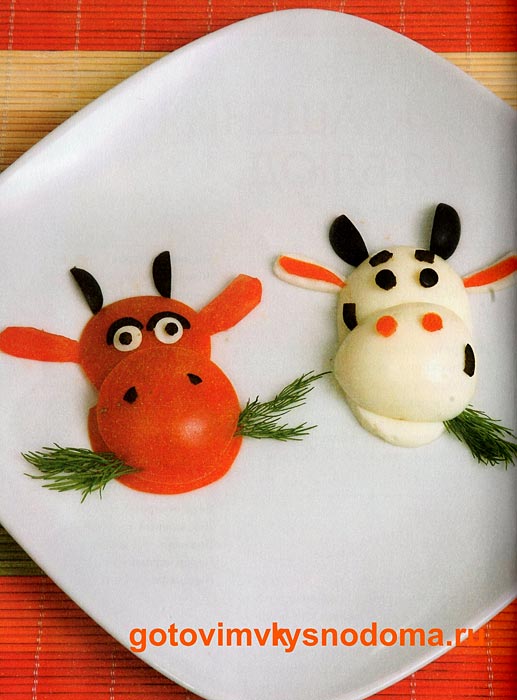 Коровки из помидора и яйца
