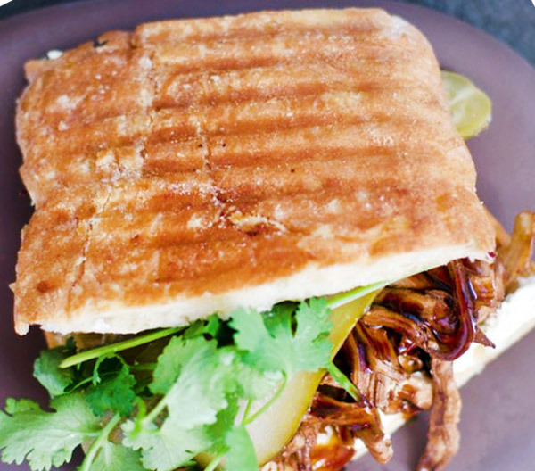 Сытный перекус: рецепт сэндвича со свининой барбекю