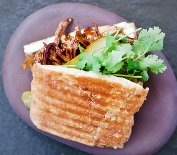 Сытный перекус: рецепт сэндвича со свининой барбекю