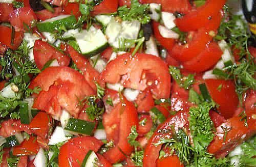 Салат овощной с колбасой и брынзой