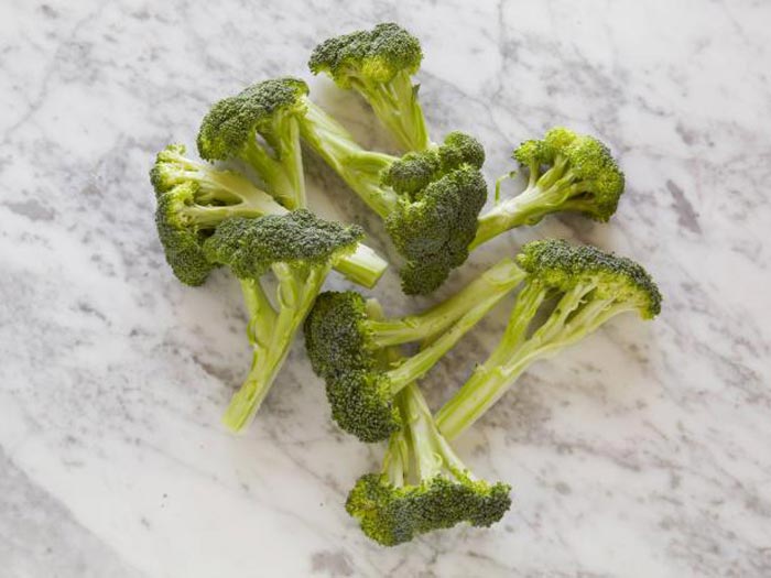 9 веточек брокколи содержат 100 калорий.