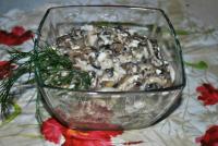 Необычный салат с кальмарами и грибами
