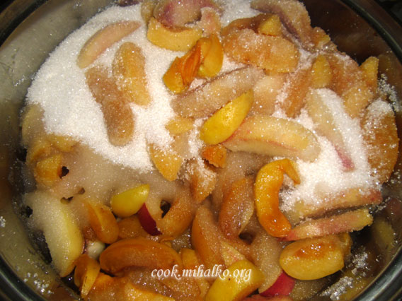 Нарезаем абрикосы и персики в кастрюлю и засыпаем сахаром