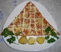 Пицца с колбасой, сыром и овощами