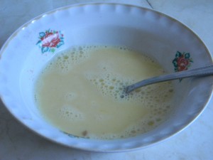 Приготовление омлета с молоком и зеленью 1