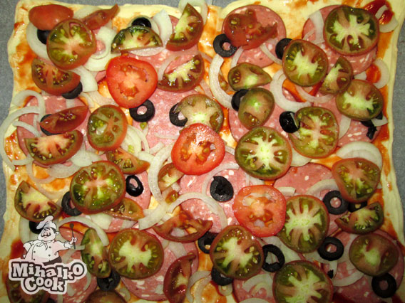 Добавляем на пиццу помидорки и оливки
