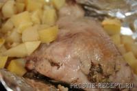 Курица запеченная в фольге с картошкой и чесноком