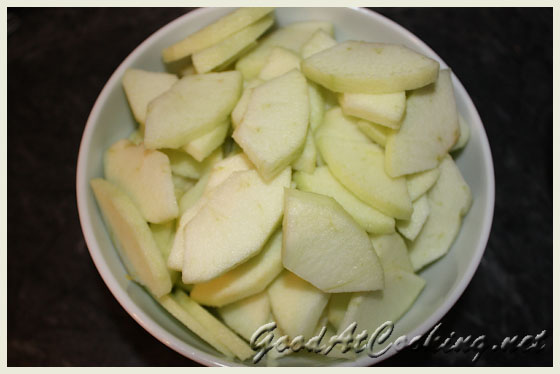 Apfelstrudel (Апфелштрудель). Нарезаем яблоки пластинками
