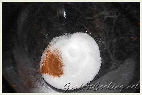 Apfelstrudel (Апфелштрудель). Соединяем сахар, ванильный сахар и корицу