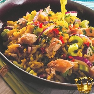 Салат с рисом, курицей и овощами