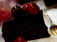 Шоколадный торт с вишнями