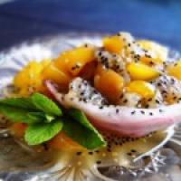 Десерт из питахайи, манго и физалиса