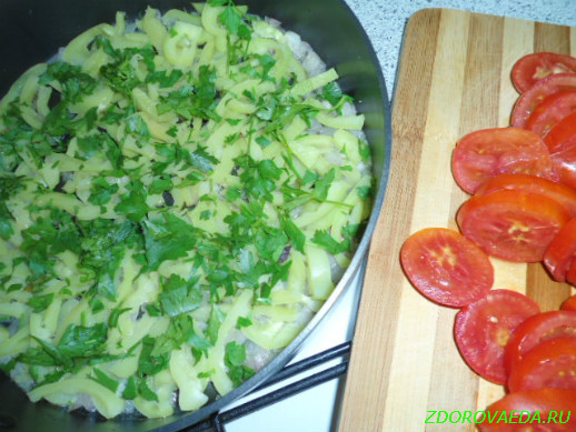 Приготовление яичницы с помидорами и сладким перцем