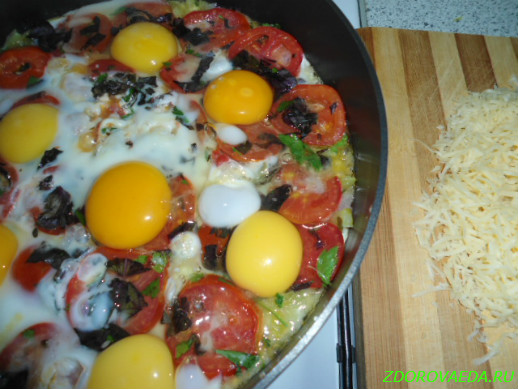 Приготовление яичницы с помидорами и сладким перцем перцем