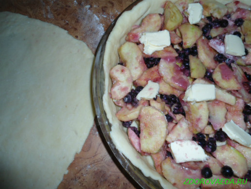 Рецепт закрытого пирога с яблоками и смородиной