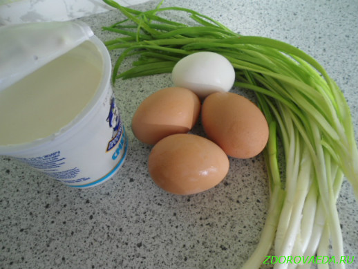 Салат с луком и яйцом