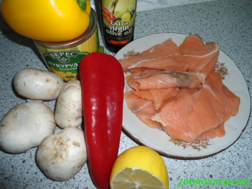 Запеченное филе лосося с грибами и сладким перцем
