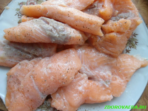 Запеченное филе лосося с грибами и сладким перцем