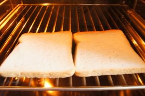 подсушить хлеб в духовке