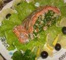 теплый салат из лосося с картофелем и шпинатом