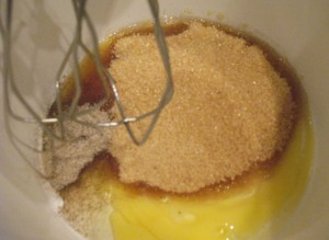 простая шарлотка - яйца+сахар