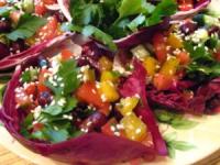 Вкусный летний салат с красной фасолью и свежими овощами