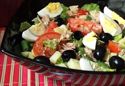 Салат с овощами и тунцом