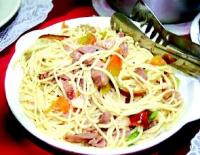 Спагетти с колбасой и овощами