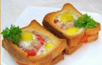 Приготовьте вкусные бутерброды с яйцом, помидорами и беконом на завтрак